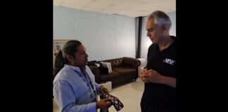 Tenor Pehuenche logra reunirse con Andrea Bocelli y le regala un Trarilonko