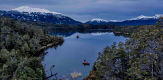 Pueblo Kawésqar en resistencia frente a la intervención política y salmonera en los planes de manejo